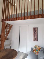 Studio, 1 Queen Bed with Sofa bed, Courtyard View