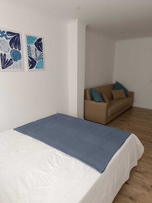 Kolmen hengen huone, näköala pihalle | Pimennysverhot, silitysrauta/-lauta, ilmainen Wi-Fi