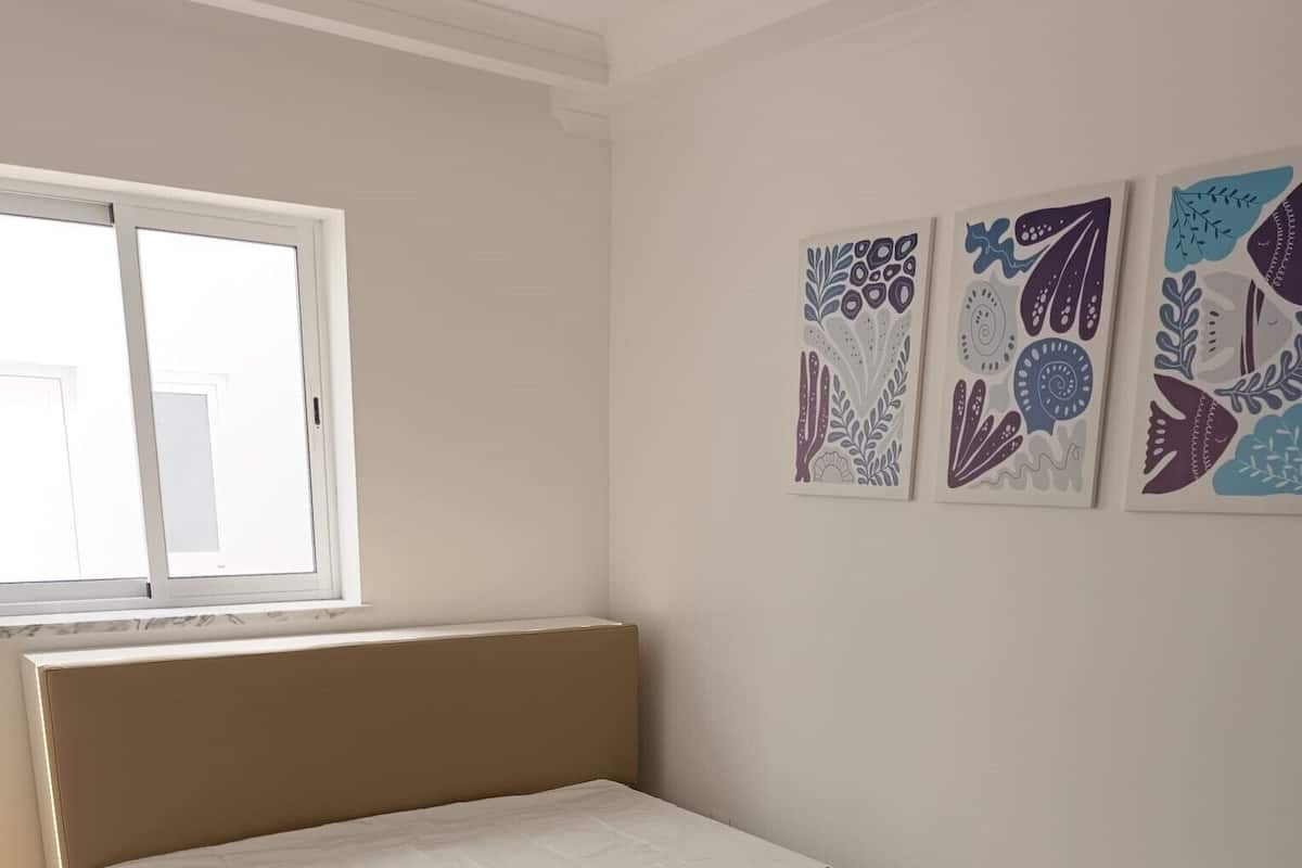 Chambre Triple, vue cour intérieure | Rideaux occultants, fer et planche à repasser, Wi-Fi gratuit