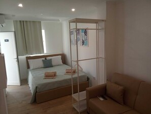 Habitación triple, vista al patio | Cortinas blackout, tabla de planchar con plancha y wifi gratis 