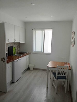 Classic Apartment, Courtyard View | Private kitchen