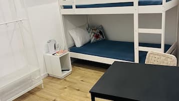 四人房, 庭園景觀 | 遮光布/窗簾、熨斗/熨衣板、免費無線上網