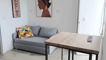 Studio, 1 Queen Bed with Sofa bed, Courtyard View | Living area