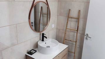 Comfort Double Room, Courtyard View | Bilik Mandi | Tuala disediakan, sabun, tisu tandas