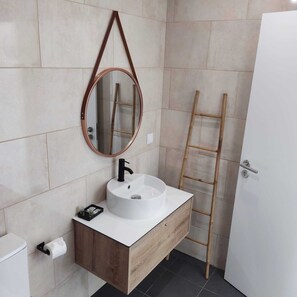 Comfort Double Room, Courtyard View | Bathroom | Towels, soap, toilet paper - Riad'a Praia (Silves)