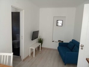 Classic Apartment, Courtyard View | Living area