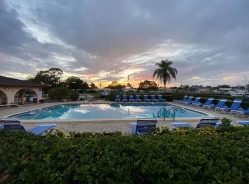 2-bedroom condo in fantastic Englewood with WiFi, AC.