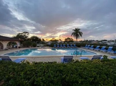 2-bedroom condo in fantastic Englewood with WiFi, AC.