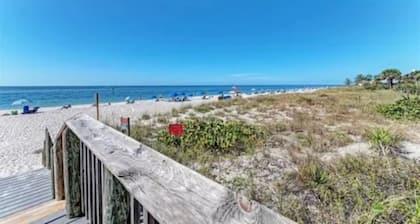 2-bedroom condo in fantastic Englewood with WiFi, AC.