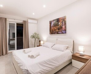 Bureau, fer et planche à repasser, lit parapluie, Wi-Fi