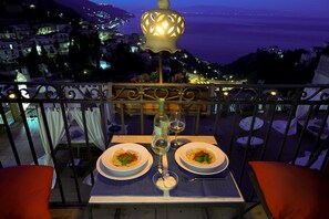 Outdoor dining - Isoco Garden (Taormina)