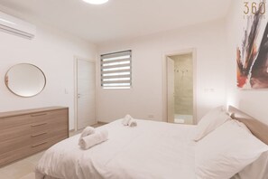 3 Schlafzimmer, Schreibtisch, Bügeleisen/Bügelbrett, Reisekinderbett