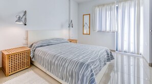 1 chambre, bureau, fer et planche à repasser, lit parapluie