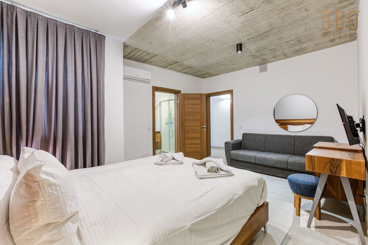 2 bedrooms, desk, iron/ironing board, travel crib