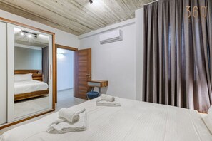 2 bedrooms, desk, iron/ironing board, travel crib