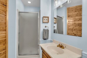 Douche, séchoir à cheveux, serviettes fournies