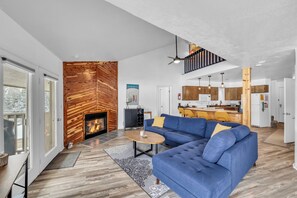 Smart TV, fireplace, books, computer monitors - Southview Escape | Family Loft, Views and BBQ (Brian Head)