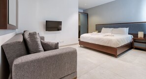 2 habitaciones, escritorio y tabla de planchar con plancha