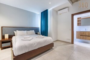 2 室のベッドルーム、デスク、アイロン / アイロン台、旅行用ベビーベッド