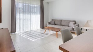 En moderne stue med sofa, sofabord og spisebord.
