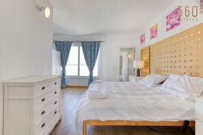 Schreibtisch, Bügeleisen/Bügelbrett, Reisekinderbett, WLAN