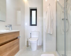 Gratis toiletartikelen, een haardroger, handdoeken, toiletpapier