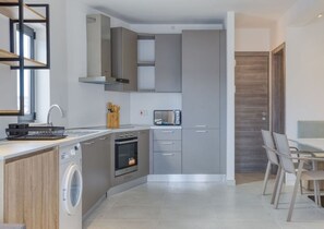 Køleskab, mikrobølgeovn, ovn, kogeplade