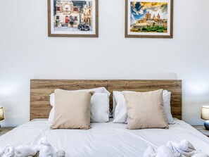 2 sovrum, skrivbord, strykjärn/strykbräda och resesäng