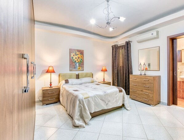 3 bedrooms, desk, iron/ironing board, travel cot - Charming 3BR Apt with Breathtaking Sea Views! (Birżebbuġa)