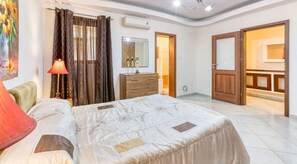 3 bedrooms, desk, iron/ironing board, travel cot