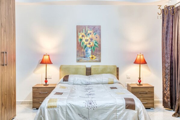 2 間睡房、書桌、熨斗/熨衫板、可攜式嬰兒床