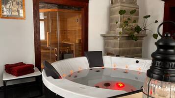 Sauna, hot tub