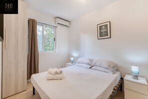 Escritorio, tabla de planchar con plancha, cuna de viaje y wifi