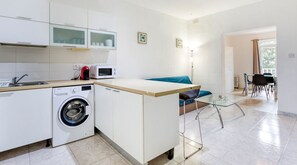 Fridge, microwave, oven, stovetop - Spacious, central APT in Paceville/St Julians (San Ġiljan)