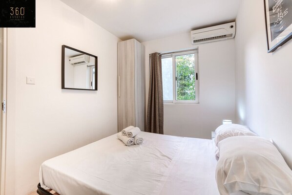 3 Schlafzimmer, Schreibtisch, Bügeleisen/Bügelbrett, Reisekinderbett