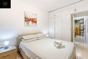 3 habitaciones, escritorio y tabla de planchar con plancha 