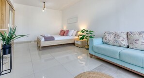 1 quarto, escrivaninha, ferros/tábuas de passar roupa, berço de viagem