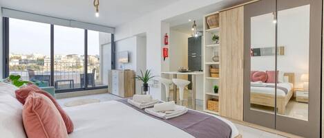 Schreibtisch, Bügeleisen/Bügelbrett, Reisekinderbett, WLAN