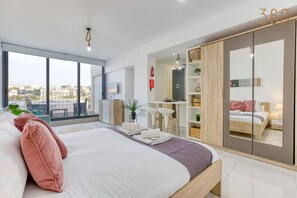 1 多间卧室、办公桌、熨斗/熨衣板、旅行婴儿床