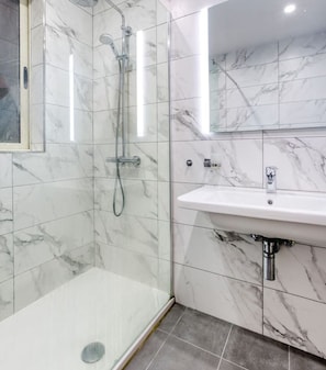 Kostenlose Toilettenartikel, Haartrockner, Handtücher, Toilettenpapier