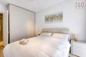 2 slaapkamers, een bureau, een strijkplank/strijkijzer, reisbedje