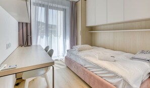 2 camere, una scrivania, ferro/asse da stiro, culla da viaggio