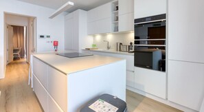 雪櫃、微波爐、焗爐、爐具