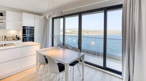 雪櫃、微波爐、焗爐、爐具