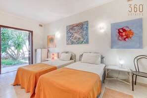 3 Schlafzimmer, Schreibtisch, Bügeleisen/Bügelbrett, Reisekinderbett