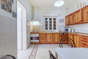 Fridge, microwave, oven, stovetop - Villa with beautiful Views with pool in Mellieha (Il-Mellieħa)