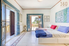3 habitaciones, escritorio y tabla de planchar con plancha