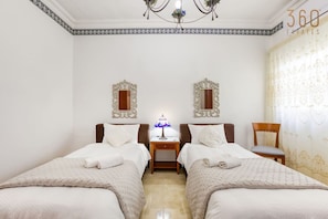 3 Schlafzimmer, Schreibtisch, Bügeleisen/Bügelbrett, Reisekinderbett