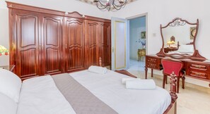 3 Schlafzimmer, Schreibtisch, Bügeleisen/Bügelbrett, Reisekinderbett
