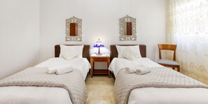 3 chambres, bureau, fer et planche à repasser, lit parapluie